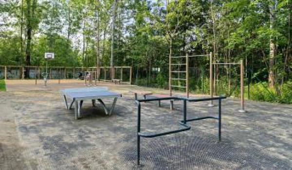 Park v Novém Vrátě má nové hřiště i lavičky