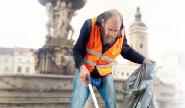 Lidé bez domova dobrovolně uklízejí město