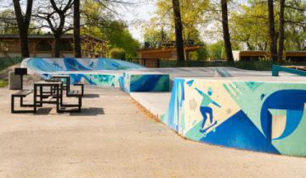 Umělecké graffiti rozzářilo skatepark