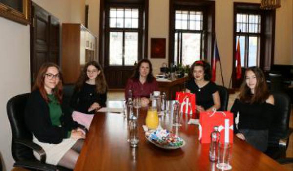 Mladé redaktorky zpovídaly primátorku