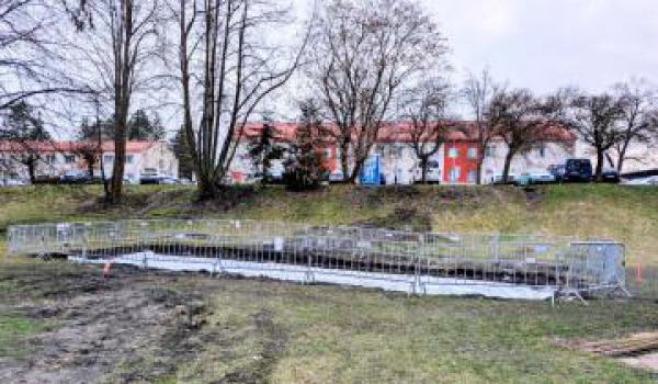 Mezi Velkým a Malým jezem vzniká lezecká stěna