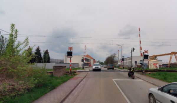 Výstavba rozvodny VVN a uzavírka železničního přejezdu mezi ulicemi Křižíkova a Fr. Halase