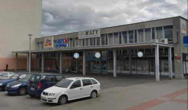 Opravy chodníků a demolice přístřešku
