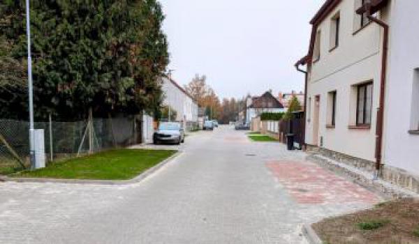 Ulice v Novém Roudném je opravená, má i novou kanalizaci