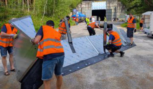 Cvičná stavba protipovodňové stěny klapla