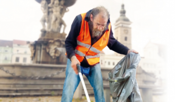 Lidé bez domova uklízejí město