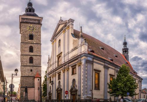 Černá věž a chrám Sv. Mikuláše. Foto P. Kubát