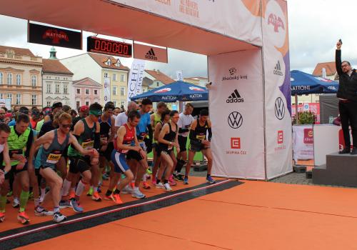 Mattoni půlmaraton na náměstí Přemysla Otakara II. 