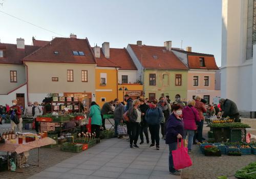 Farmářské trhy na Piaristickém náměstí