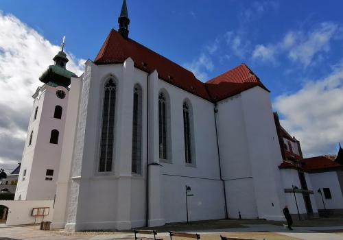 Kostel Obětování Panny Marie, Piaristické náměstí