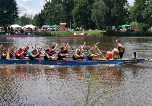 Závody dračích lodí na soutoku řek