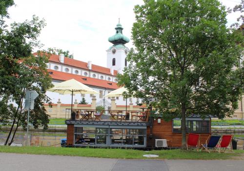 Sokolský ostrov, kavárna, Dominikánský klášter
