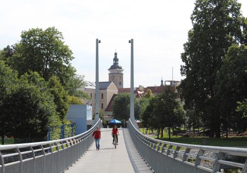 Dlouhá lávka přes Vltavu u Sokolského ostrova