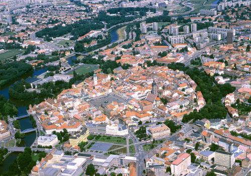Panoramatický záběr na historické centrum Českých Budějovic 