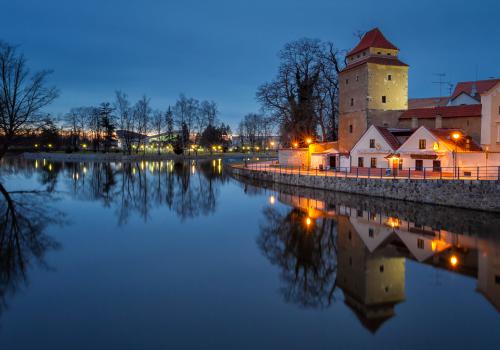 Zátkovo nábřeží, věž Železná panna. Foto P. Kubát
