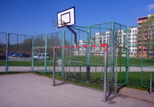 Branka s košem na basketbal