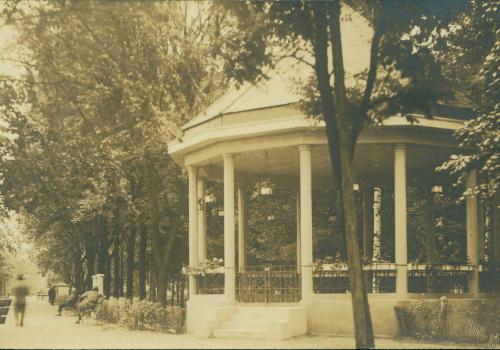 Hudební pavilon, kde se v neděli a ve svátek pořádaly promenádní koncerty (1935)